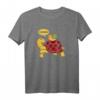 Lustiges Schnecke auf Schildkröte Reiten T-Shirt – Niedliches Tiermotiv für Tierliebhaber, Geburtstag, Weihnachten & mehr