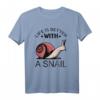 Life Is Better With A Snail Kids T-Shirt – Niedliches Schnecken Oberteil, Geschenkidee für Schneckenliebhaber, Kinder & Tierfreunde