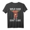 Schottisches Hochlandrind Landwirt T-Shirt mit Spruch 'Wild Hair Dont Care' – Lustiges Design für Rinderliebhaber und Bauern