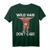 Schottisches Hochlandrind Landwirt T-Shirt mit Spruch 'Wild Hair Dont Care' – Lustiges Design für Rinderliebhaber und Bauern