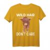 Schottisches Hochlandrind Landwirt T-Shirt mit Spruch 'Wild Hair Dont Care' – Lustiges Design für Rinderliebhaber und Bauern