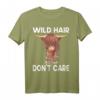 Schottisches Hochlandrind Landwirt T-Shirt mit Spruch 'Wild Hair Dont Care' – Lustiges Design für Rinderliebhaber und Bauern