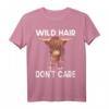 Schottisches Hochlandrind Landwirt T-Shirt mit Spruch 'Wild Hair Dont Care' – Lustiges Design für Rinderliebhaber und Bauern