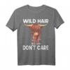 Schottisches Hochlandrind Landwirt T-Shirt mit Spruch 'Wild Hair Dont Care' – Lustiges Design für Rinderliebhaber und Bauern