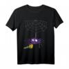 Lustiges lila Spinne mit Laubbläser T-Shirt – Humorvolles Tier- und Gartenarbeit-Shirt für Spinnenliebhaber, Satire-Fans und Menschen mit Arachnophobie