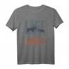 Das Leben ist besser mit Elchen T-Shirt - Lustiges Wald Tier Design für Natur- und Skandinavien-Fans