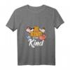 Be Kind To Every Kind - Lustiges veganes Tierliebhaber T-Shirt mit V-Ausschnitt für Kinder & Erwachsene, ideal für Tierfreunde und Veganer