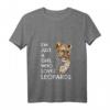 Damen Leopard T-Shirt mit V-Ausschnitt - Lustiges Tierliebhaber-Outfit für Mädchen & Damen, Perfekt als Geschenk zu Geburtstag & Weihnachten